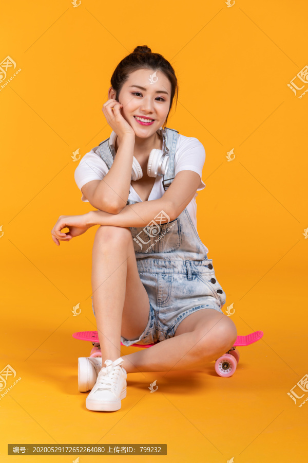 棚拍玩滑板的年轻女子