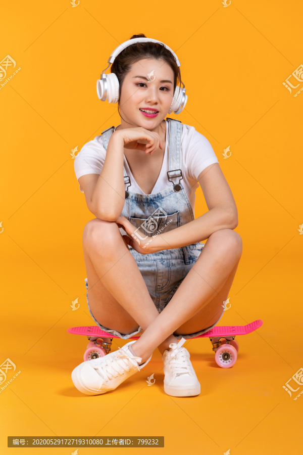 棚拍玩滑板的年轻女子