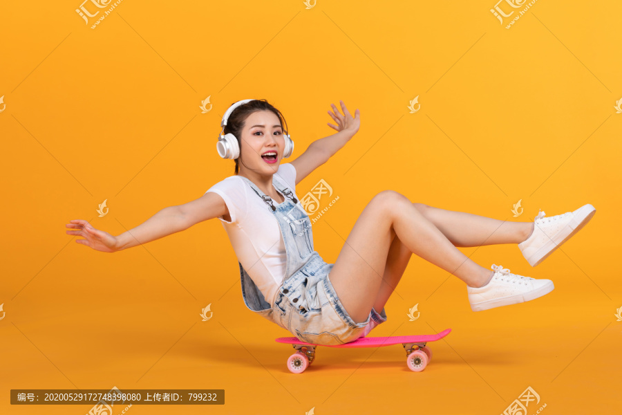 棚拍玩滑板的年轻女子