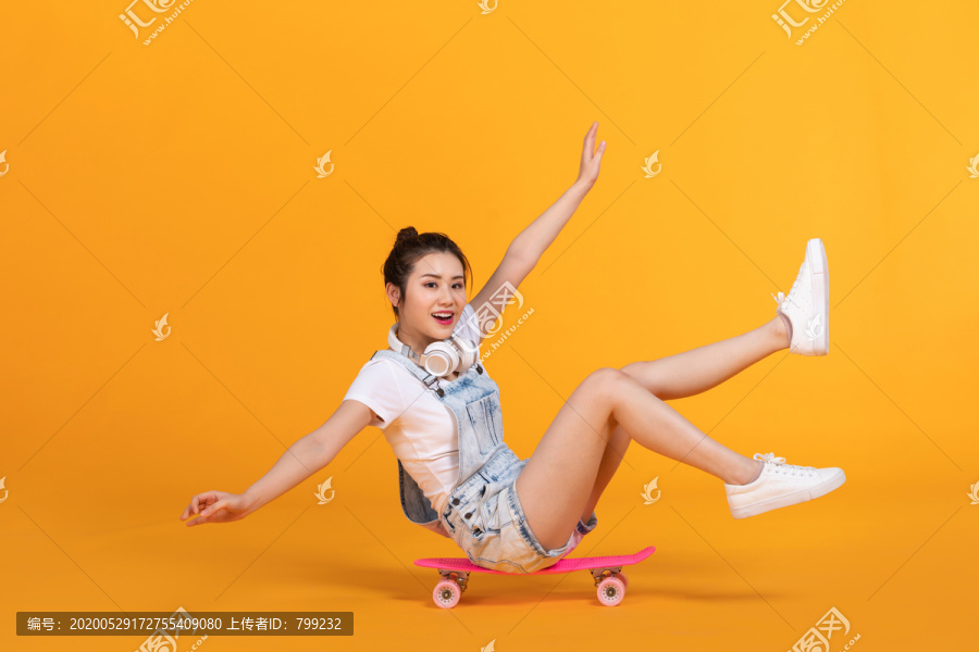 棚拍玩滑板的年轻女子