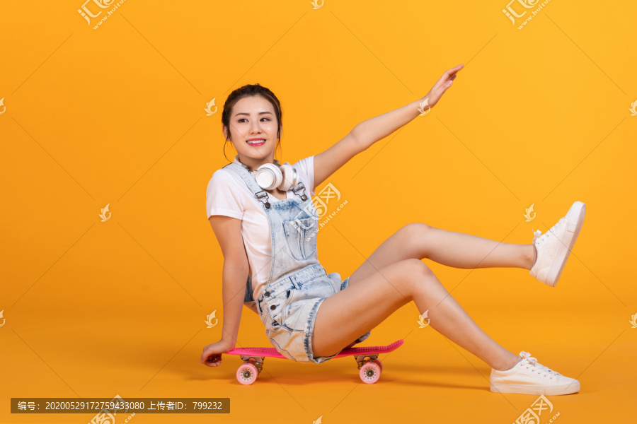 棚拍玩滑板的年轻女子