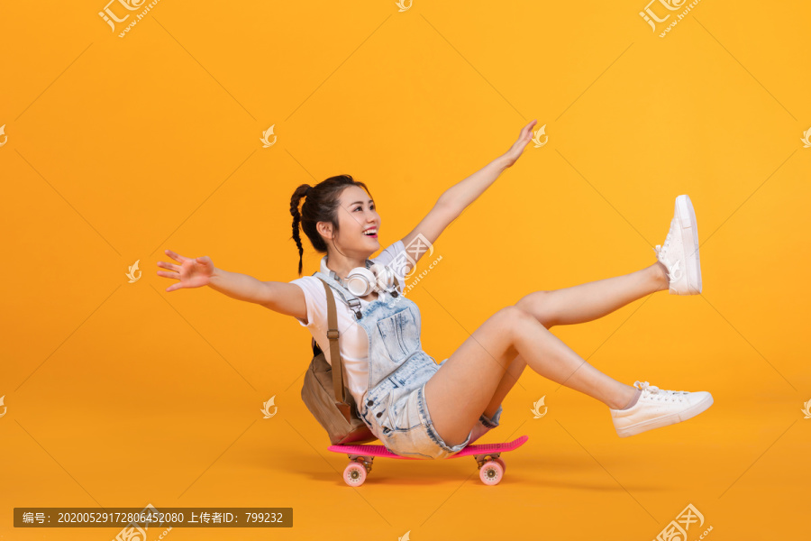 棚拍玩滑板的年轻女子
