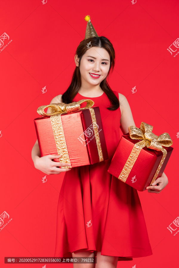 快乐的年轻女子手拿礼物
