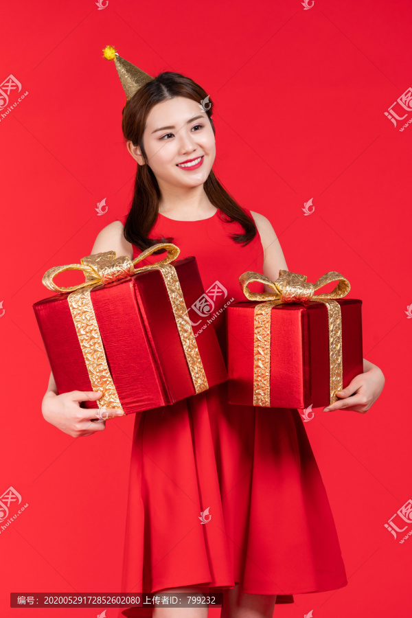 快乐的年轻女子手拿礼物