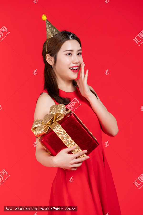 快乐的年轻女子手拿礼物