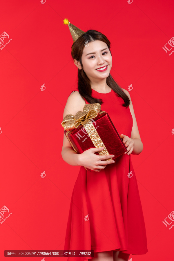 快乐的年轻女子手拿礼物