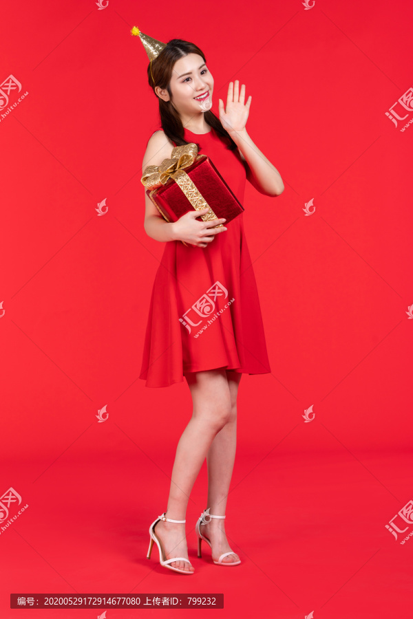 快乐的年轻女子手拿礼物