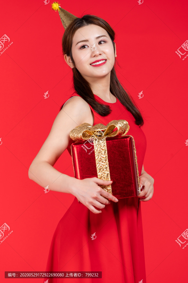 快乐的年轻女子手拿礼物