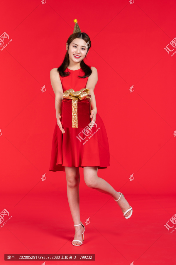 快乐的年轻女子手拿礼物