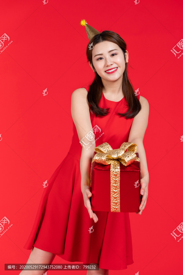 快乐的年轻女子手拿礼物