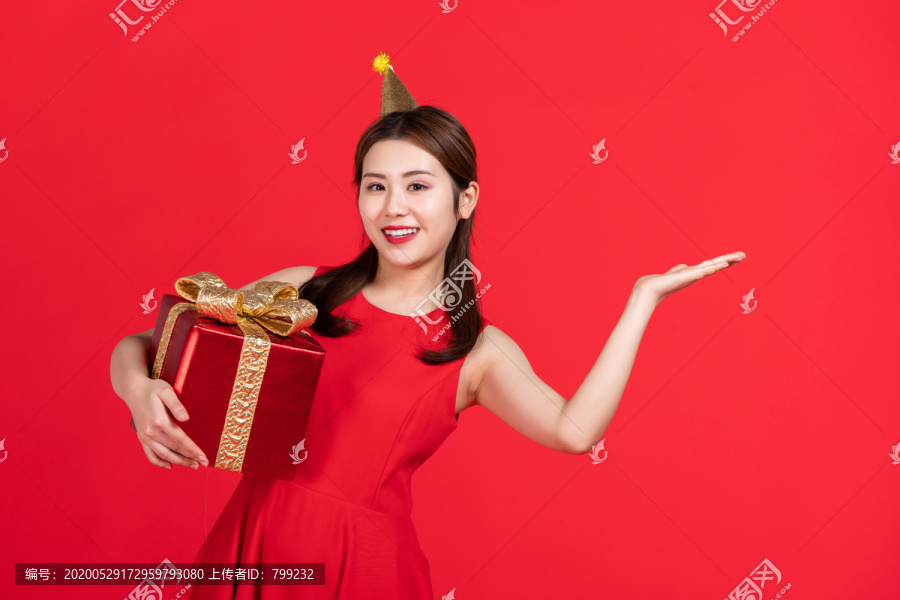 快乐的年轻女子手拿礼物