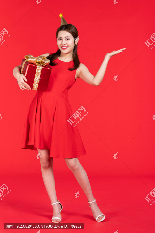 快乐的年轻女子手拿礼物