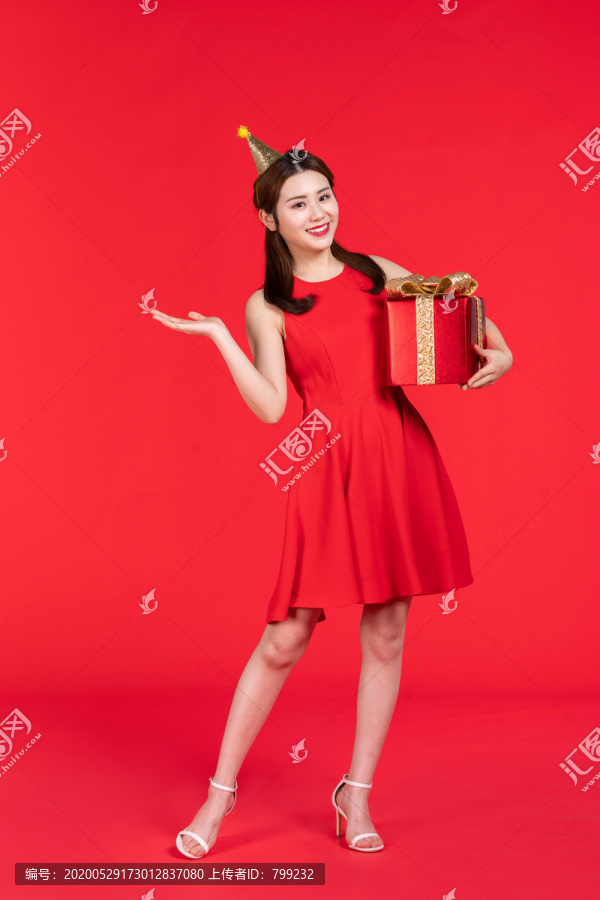 快乐的年轻女子手拿礼物