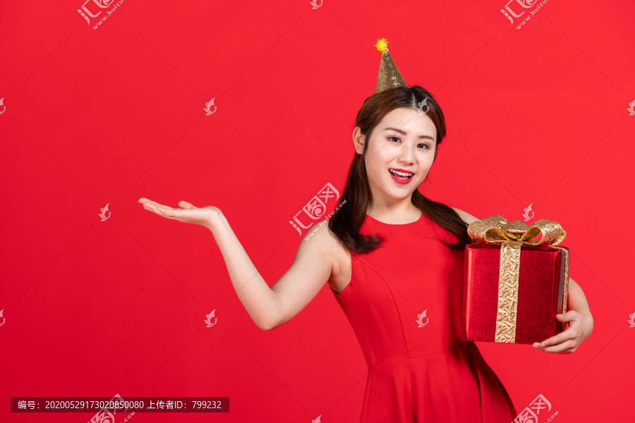 快乐的年轻女子手拿礼物