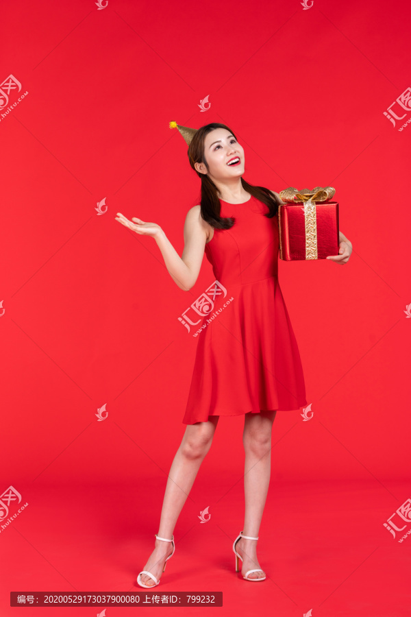 快乐的年轻女子手拿礼物
