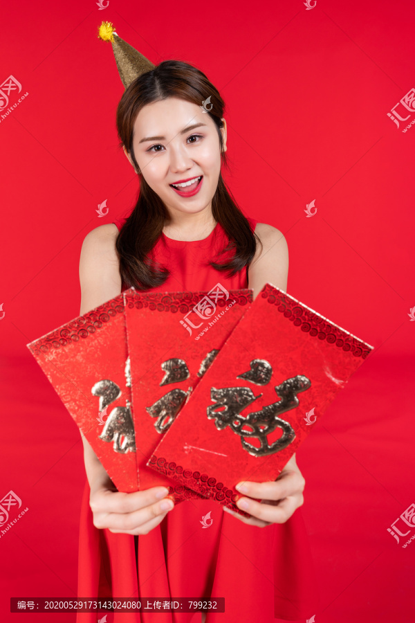 年轻女子庆祝新年