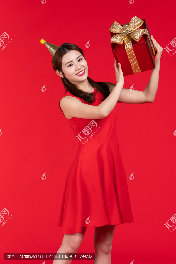 快乐的年轻女子手拿礼物