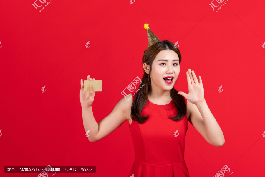 年轻女子手持信用卡