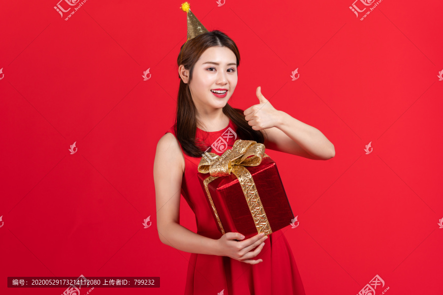 快乐的年轻女子手拿礼物