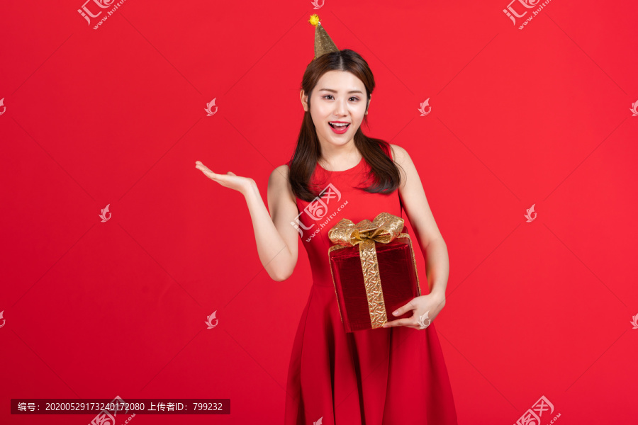 快乐的年轻女子手拿礼物