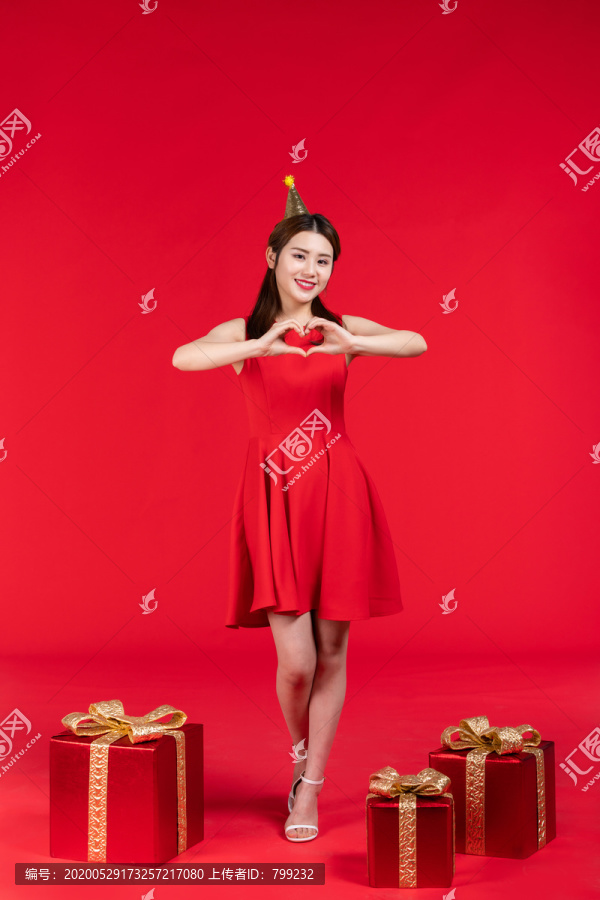 快乐的年轻女子和礼物
