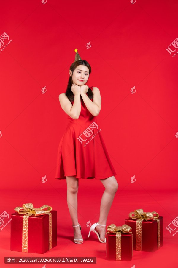 快乐的年轻女子和礼物