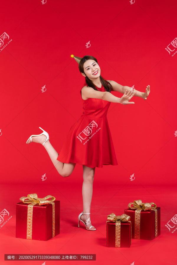 快乐的年轻女子和礼物