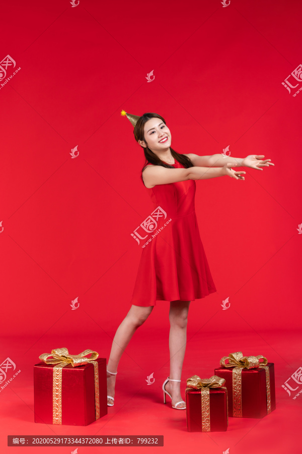 快乐的年轻女子和礼物
