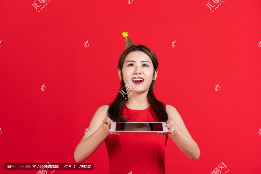 快乐的年轻女子手持平板电脑