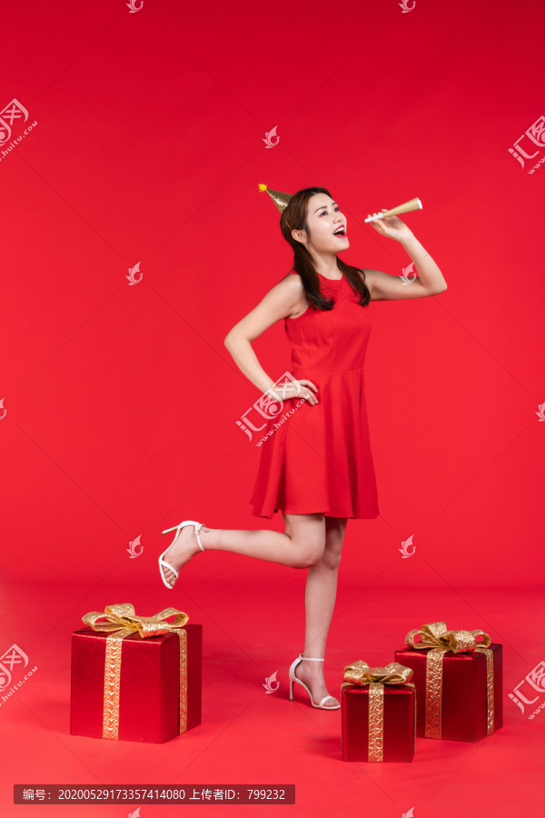 快乐的年轻女子和礼物