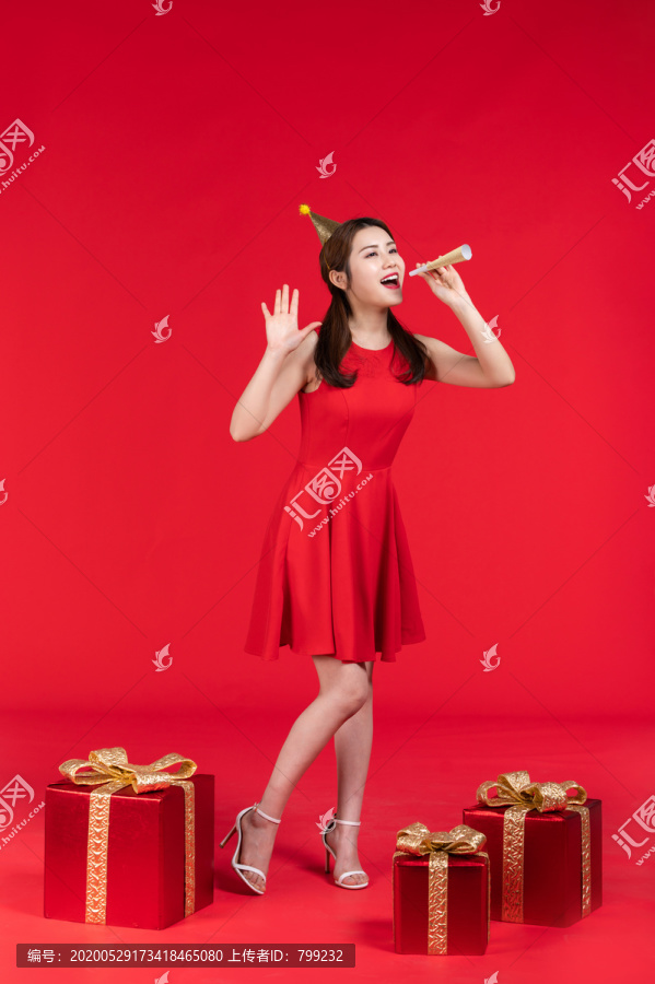 快乐的年轻女子和礼物
