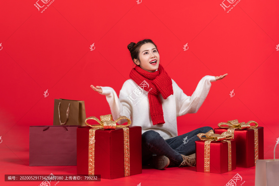 快乐的年轻女子和礼物