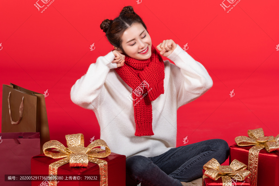 快乐的年轻女子和礼物