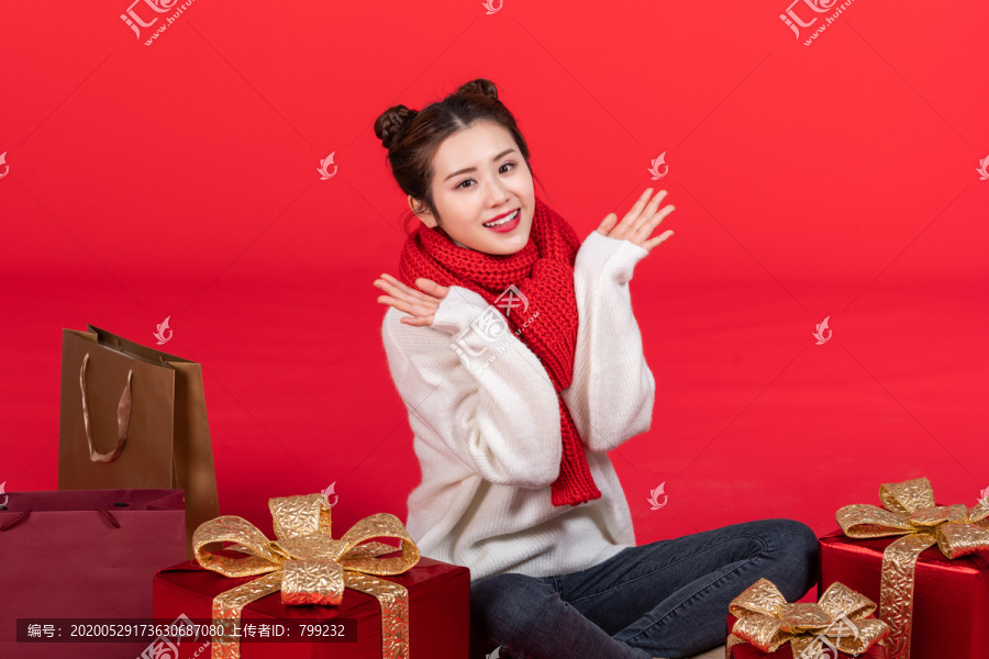 快乐的年轻女子和礼物