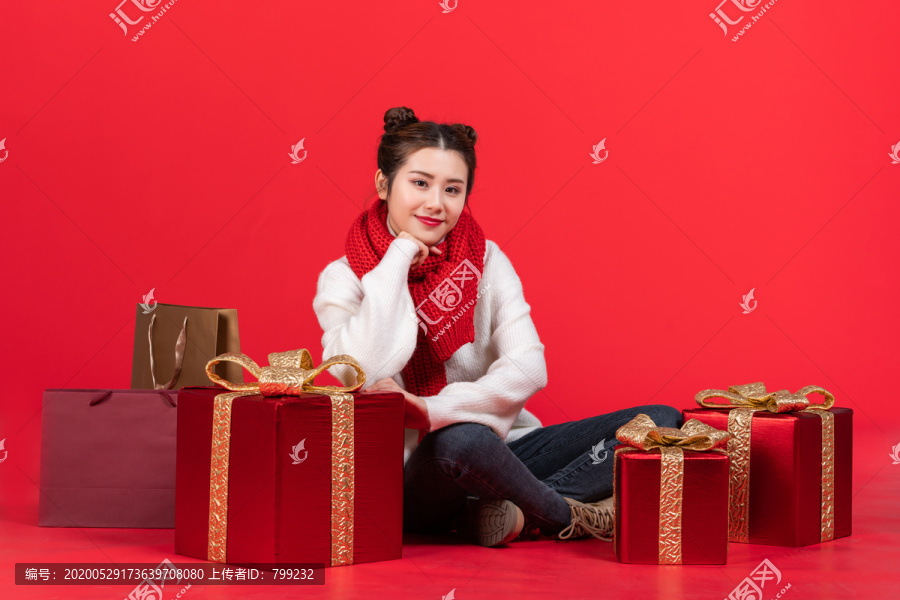 快乐的年轻女子和礼物
