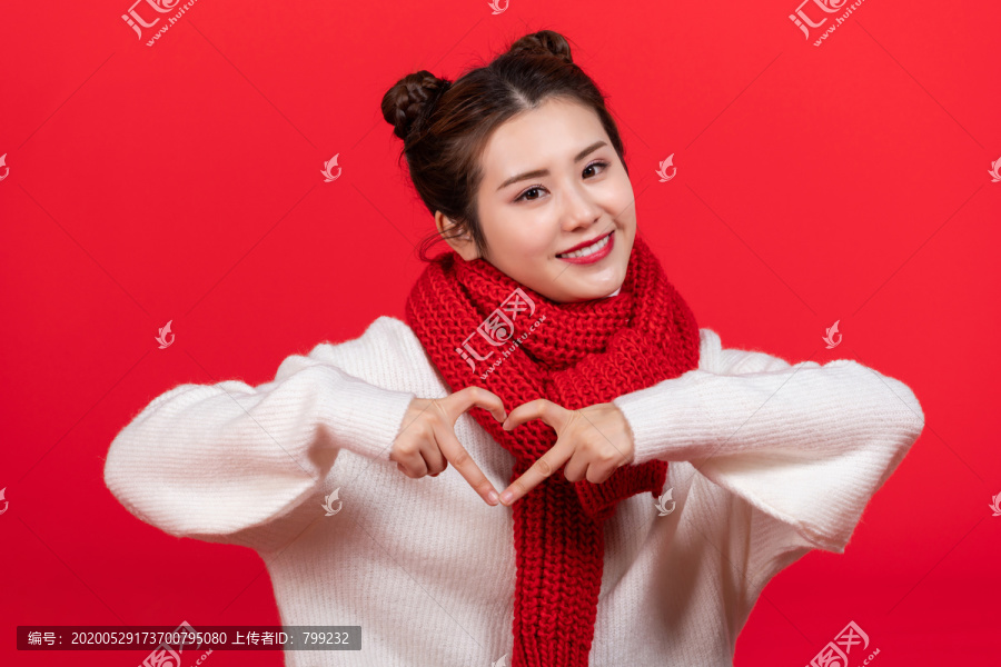 快乐的年轻女子和礼物