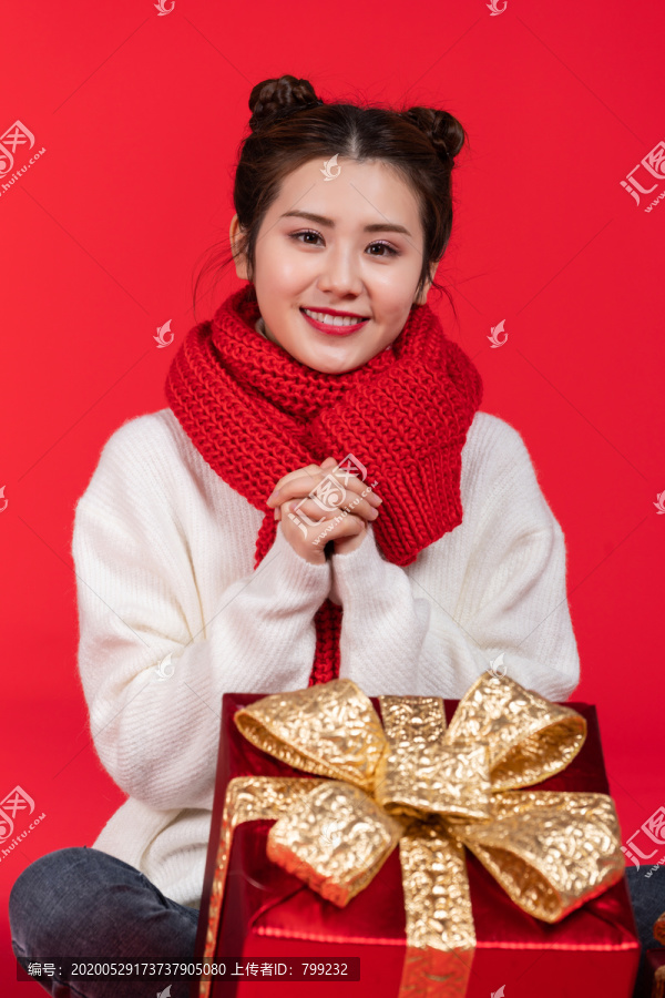 快乐的年轻女子和礼物