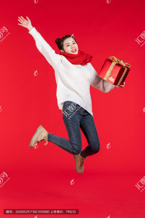 快乐的年轻女子和礼物