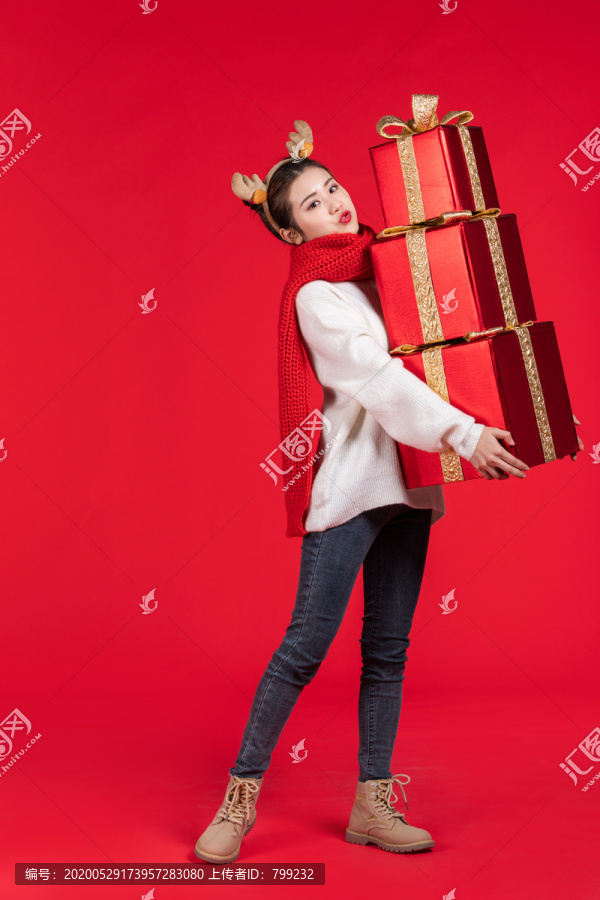 快乐的年轻女子手拿礼物