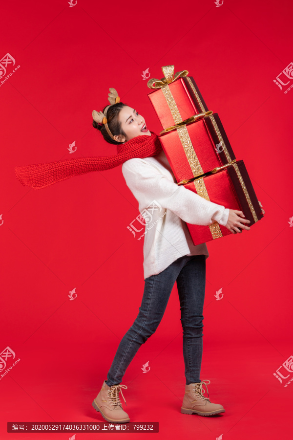 快乐的年轻女子手拿礼物