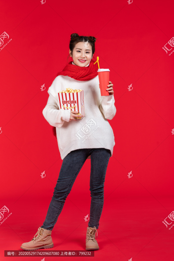 拿着爆米花和饮料的快乐女子