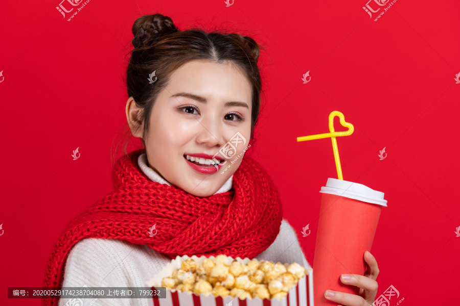 拿着爆米花和饮料的快乐女子