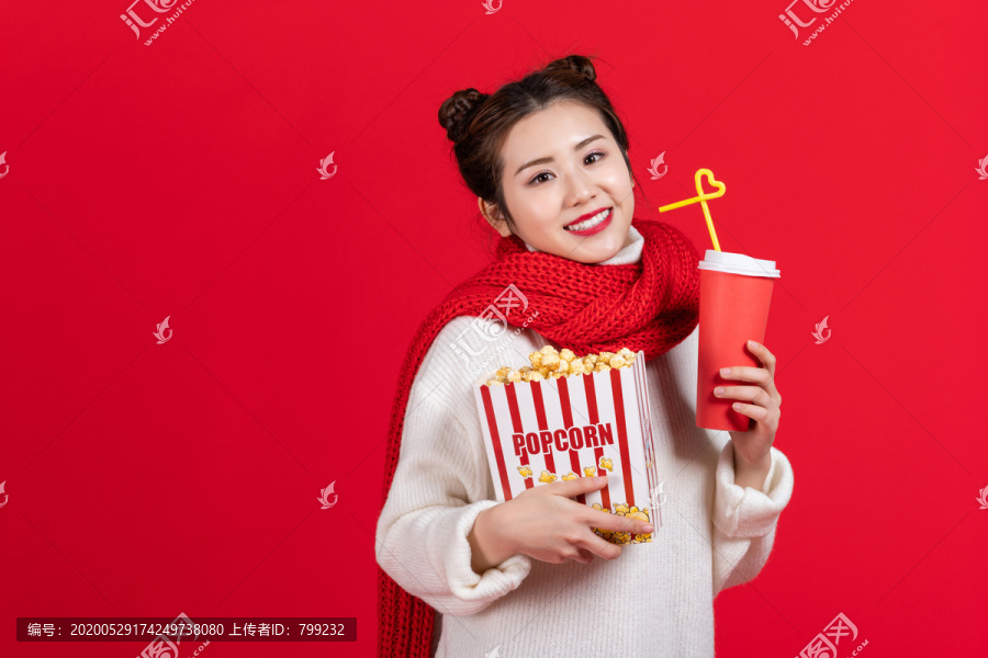 拿着爆米花和饮料的快乐女子