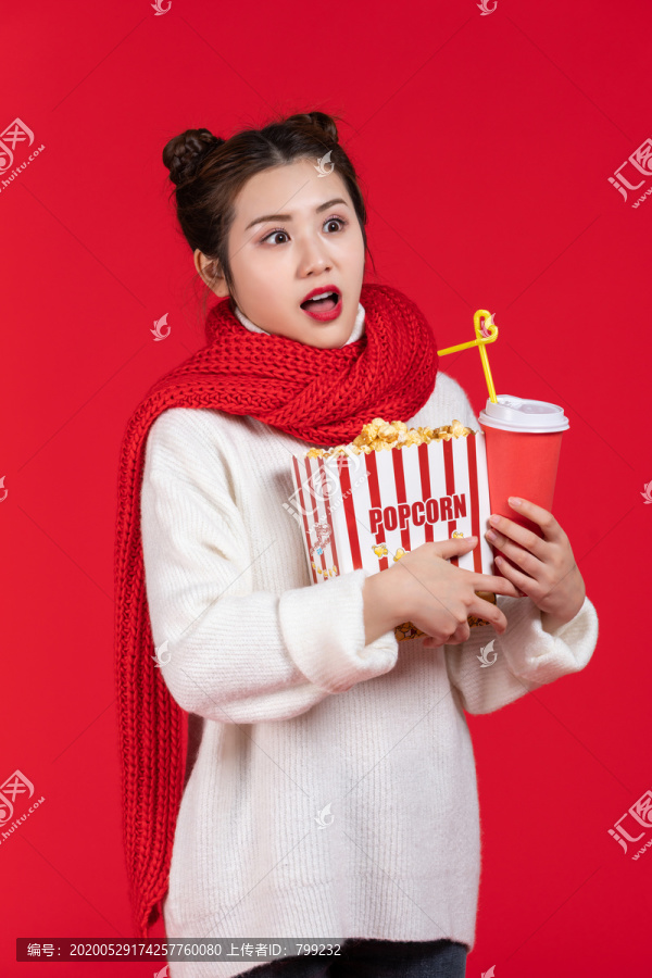 拿着爆米花和饮料的快乐女子