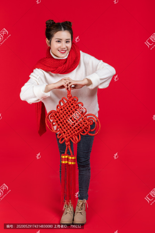 年轻快乐女子庆祝新年