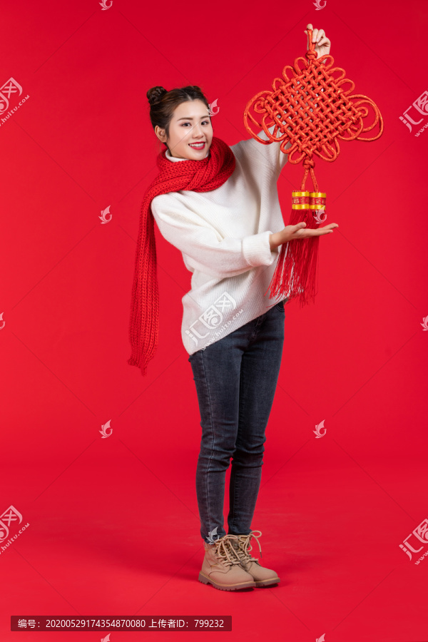年轻快乐女子庆祝新年