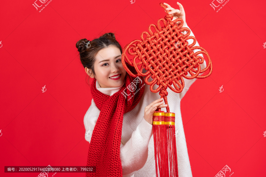 年轻快乐女子庆祝新年