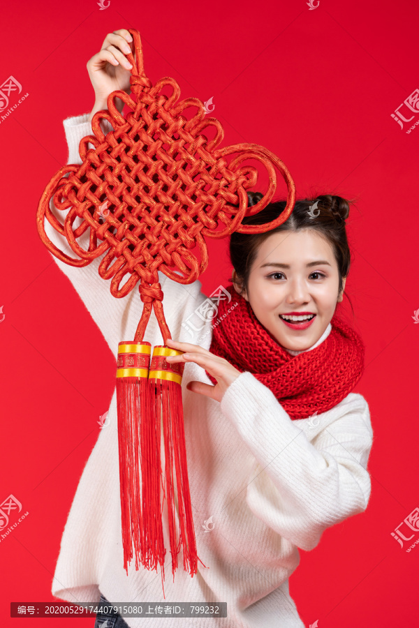 年轻快乐女子庆祝新年