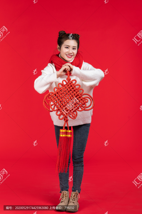 年轻快乐女子庆祝新年