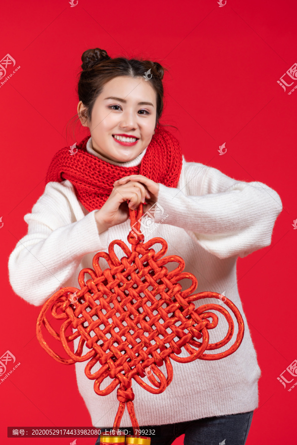 年轻快乐女子庆祝新年